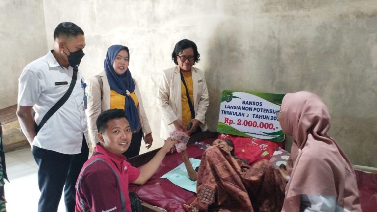 Penyaluran Bansos Lansia Ngebrok Triwulan III Tahun 2025