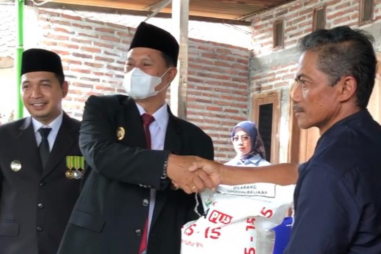 Penyerahan Bantuan Pupuk Gratis untuk Petani Kelurahan Sogaten