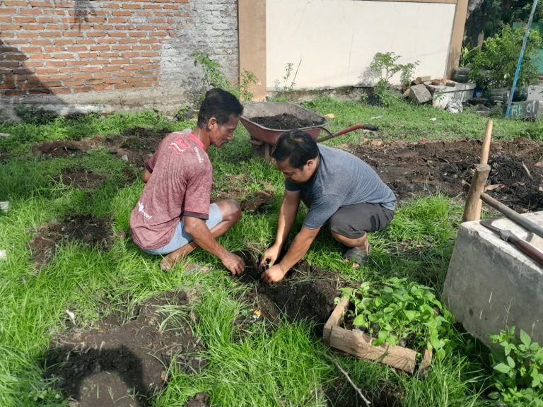 Kerja Bakti Warga Sogaten: Wujud Kepedulian terhadap Lingkungan