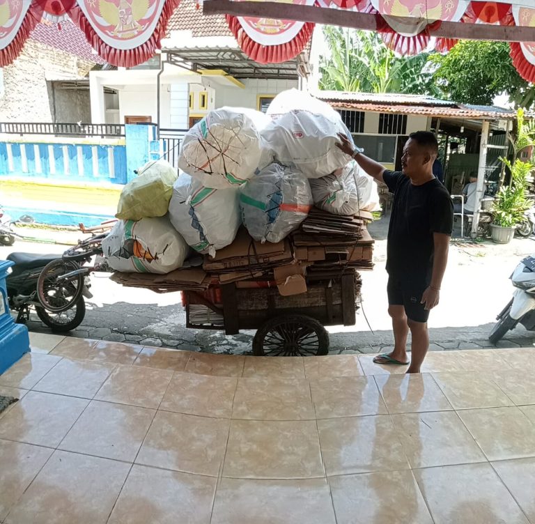 Giat Bank Sampah RT 20, Dorong Kepedulian Warga Terhadap Lingkungan