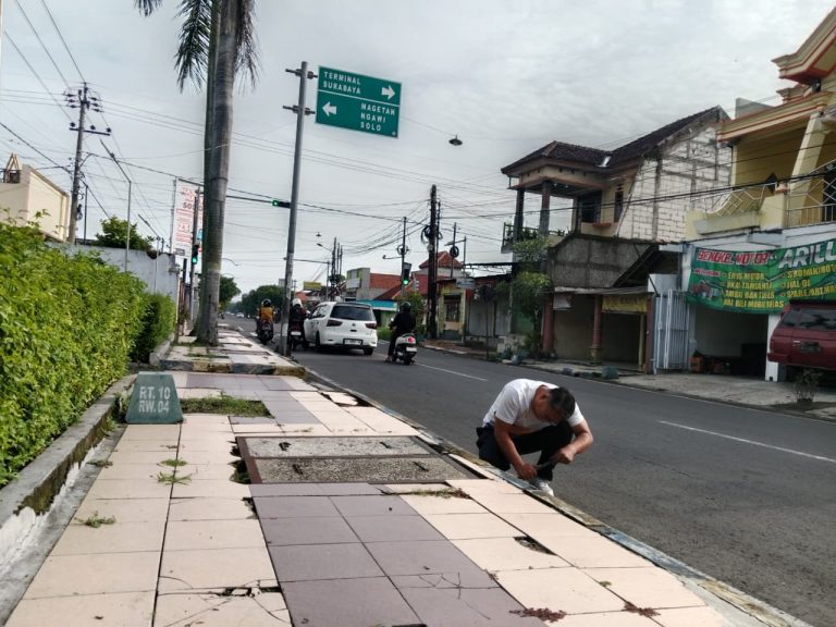 Kerja Bakti Perangkat Kelurahan Sogaten Wujudkan Lingkungan Kantor yang Bersih dan Nyaman