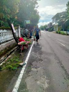 Kerja Bakti Warga RT. 17 Kelurahan Sogaten Wujudkan Lingkungan Bersih dan Sehat