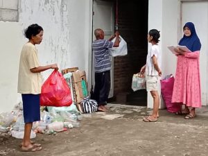 Kegiatan Bank Sampah RT. 03 Kelurahan Sogaten, Dorong Kepedulian Lingkungan Warga